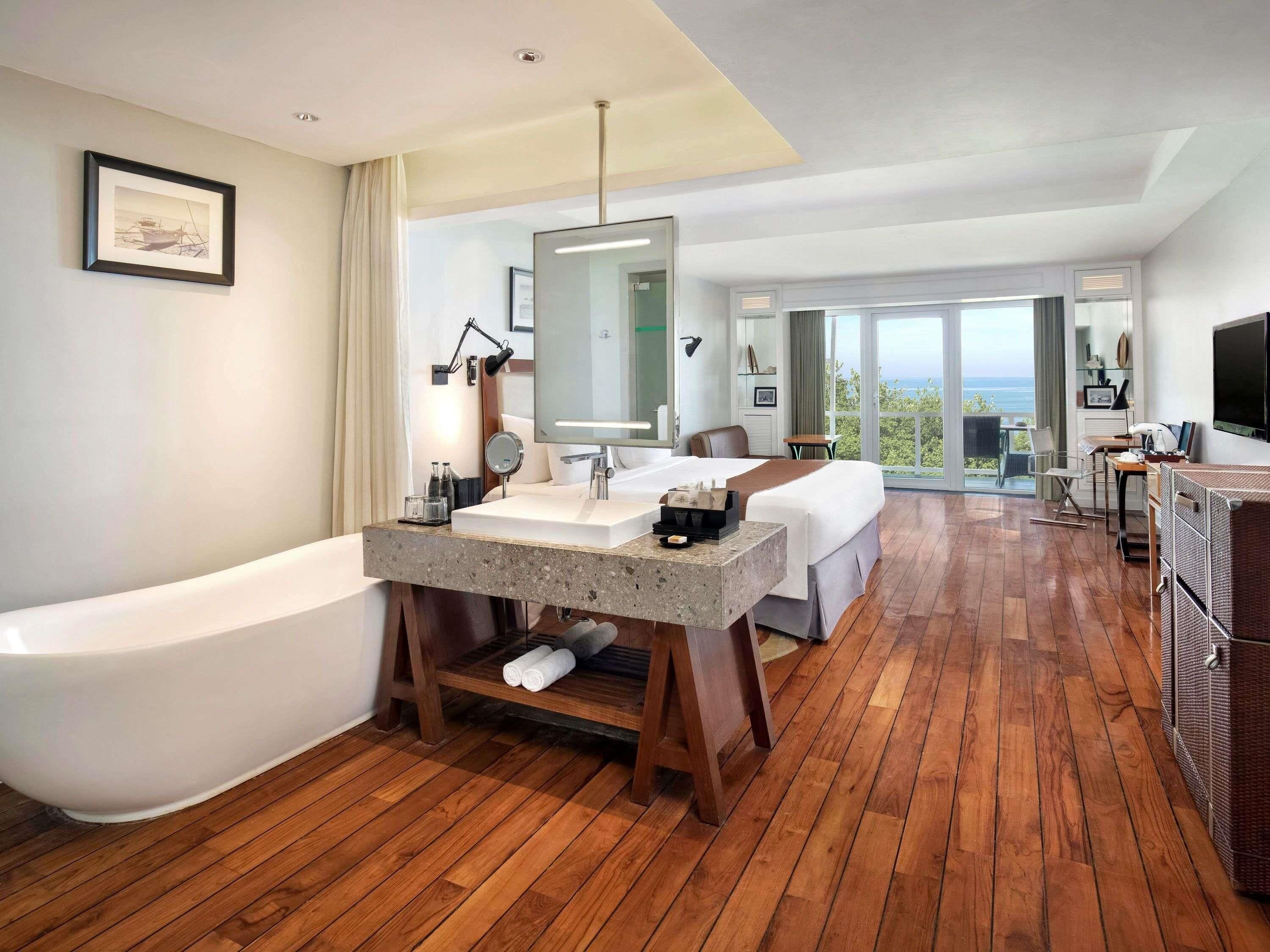 Junior Suite, 1 King Bed | In-room safe, desk, laptop workspace, blackout curtains