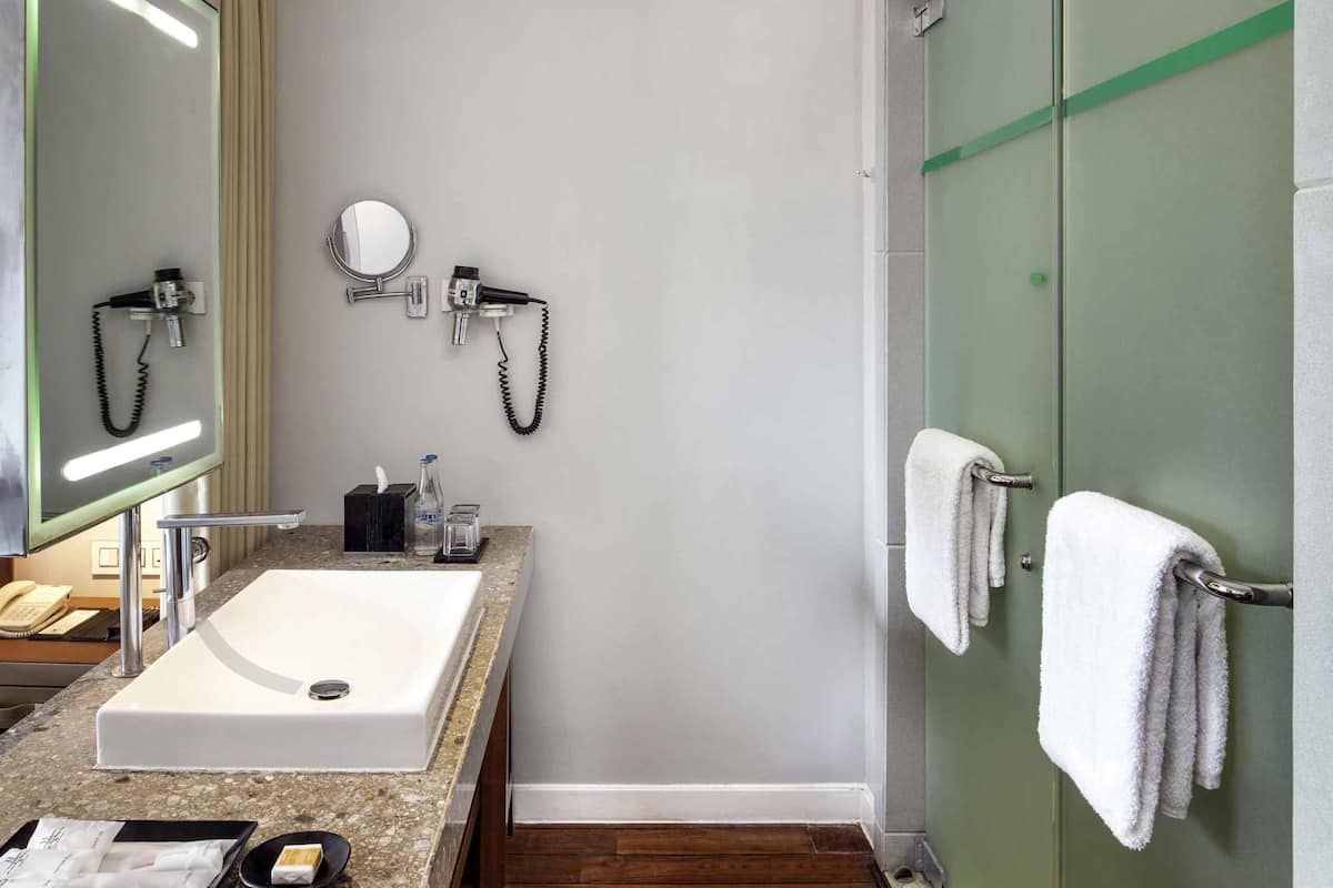 1 quarto, cofres nos quartos, escrivaninha