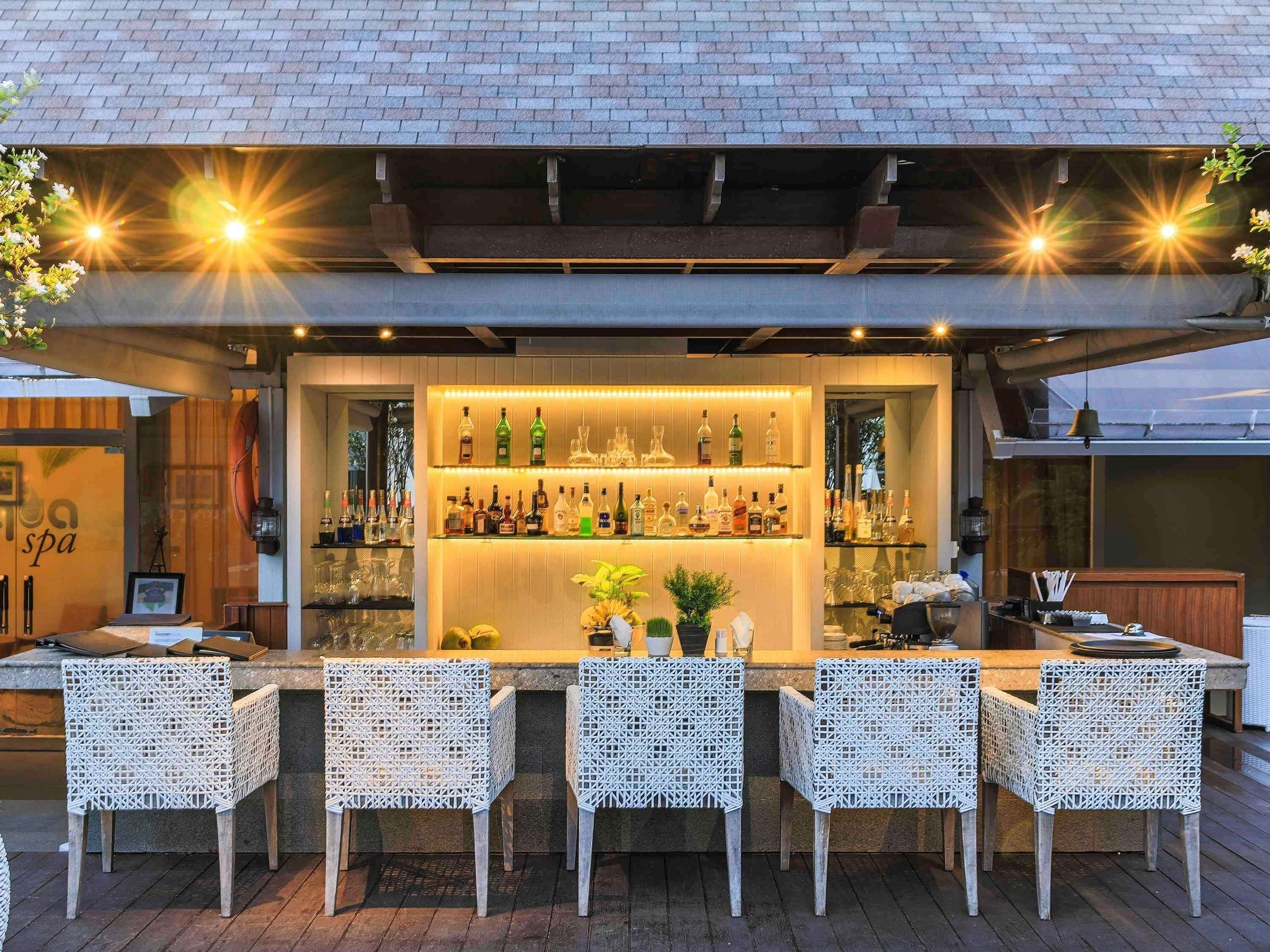 Blick auf das Meer, serviert Mittagessen und Happy Hour