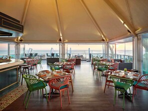 Frokost serveres, utsikt mot bassenget 