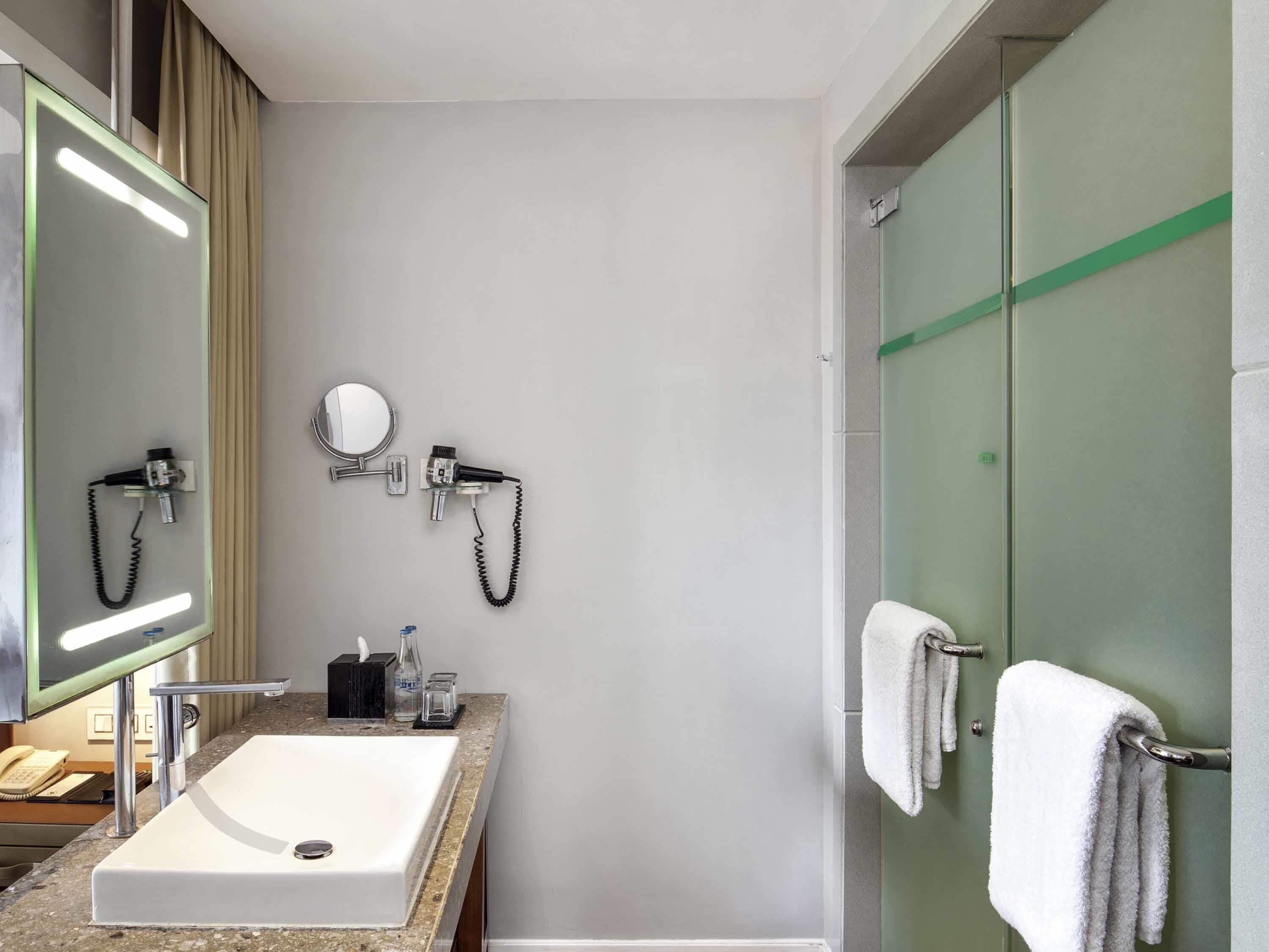 客房内保险箱、办公桌、笔记本电脑工作区、遮光窗帘