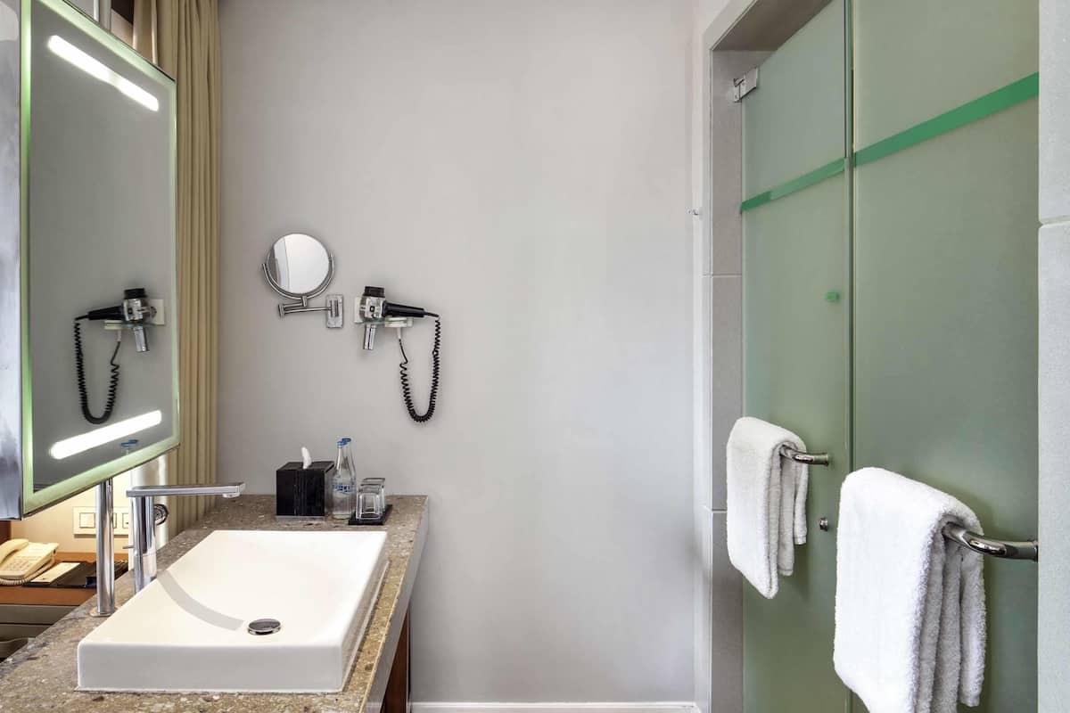 客房內保險箱、書桌、筆電工作空間、遮光布/窗簾