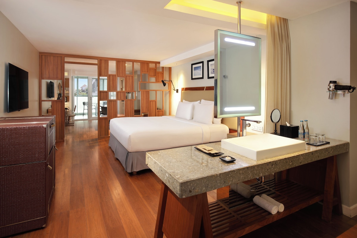 Executive kamer, 1 kingsize bed, balkon | Een kluis op de kamer, een bureau, een laptopwerkplek