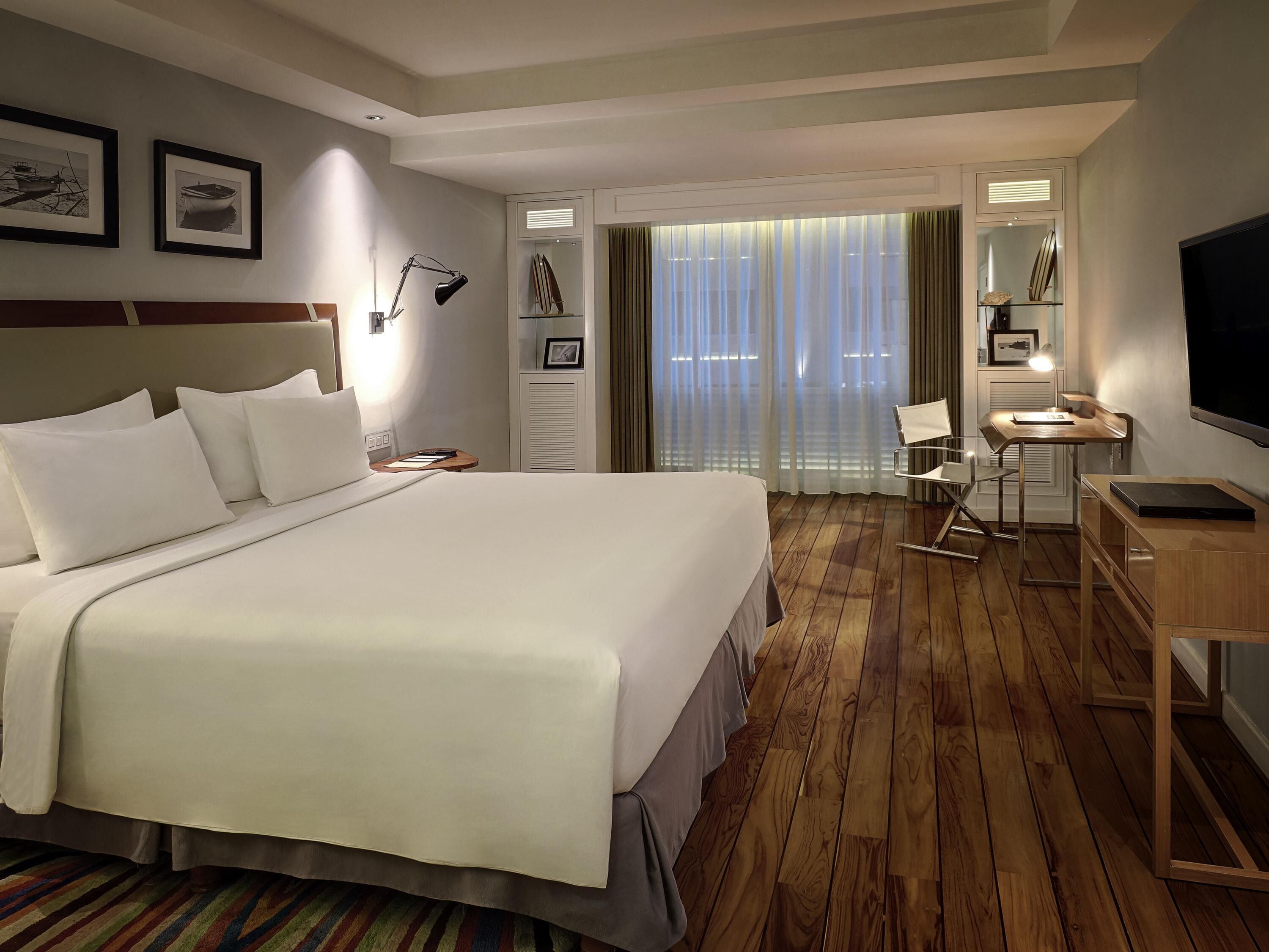 客房內保險箱、書桌、筆電工作空間、遮光布/窗簾