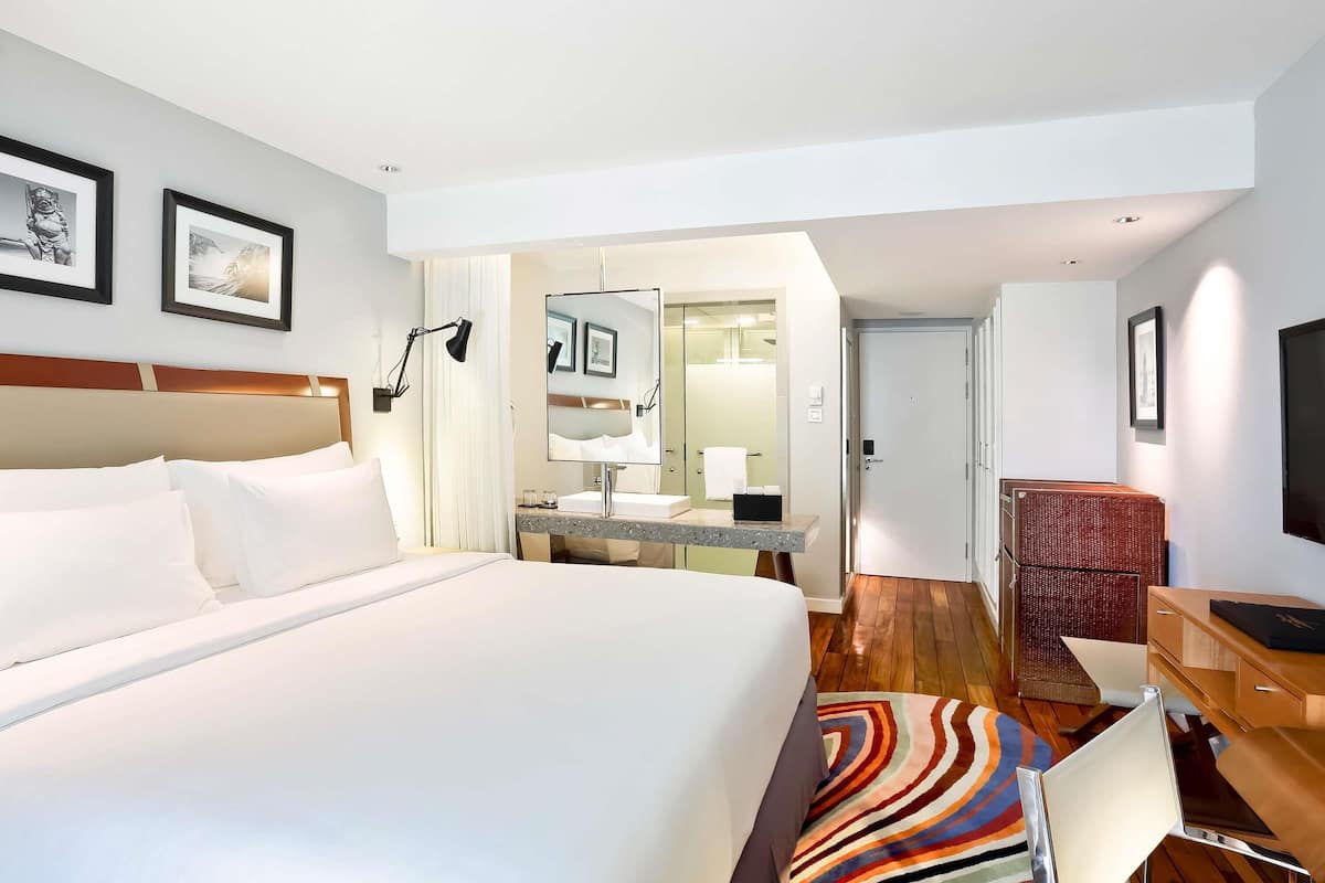 1 kamar tidur, brankas, meja kerja, dan ruang kerja ramah laptop