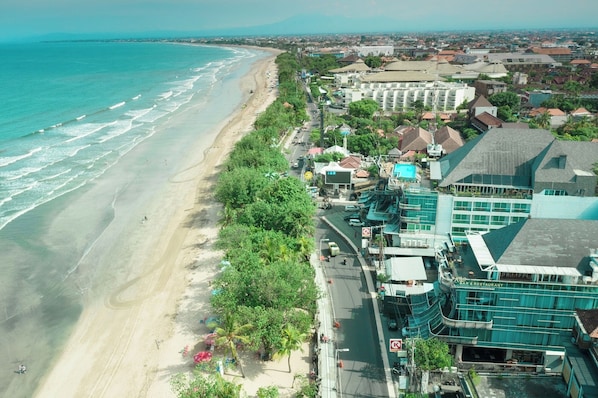 On the beach, white sand, sun-loungers, beach umbrellas - The Kuta Beach Heritage Hotel Bali - Managed By AccorHotels (Kuta)