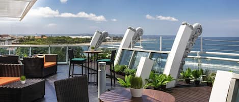 Petit déjeuner servi sur place, vue sur la piscine