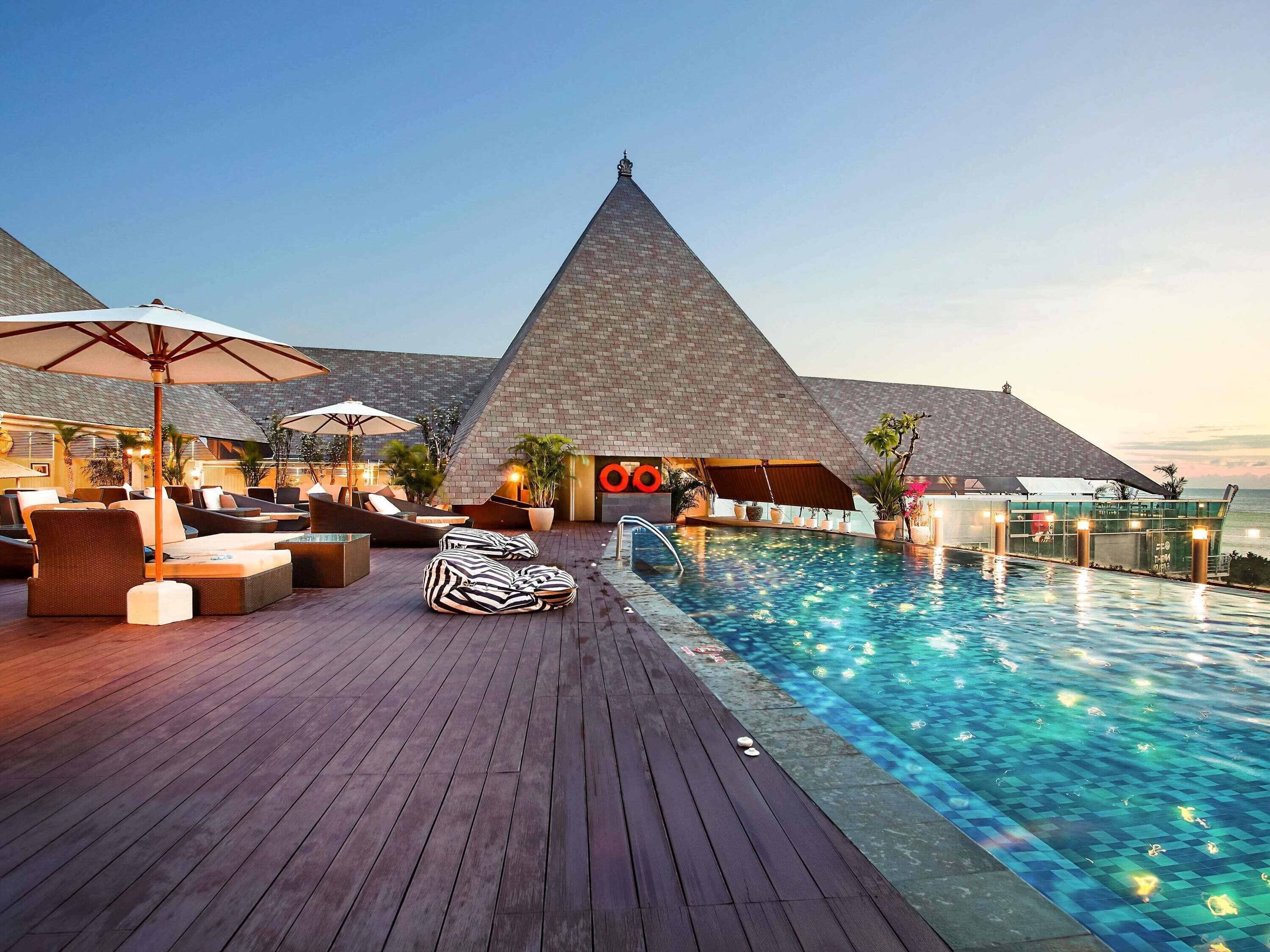 Een buitenzwembad en parasols bij het zwembad