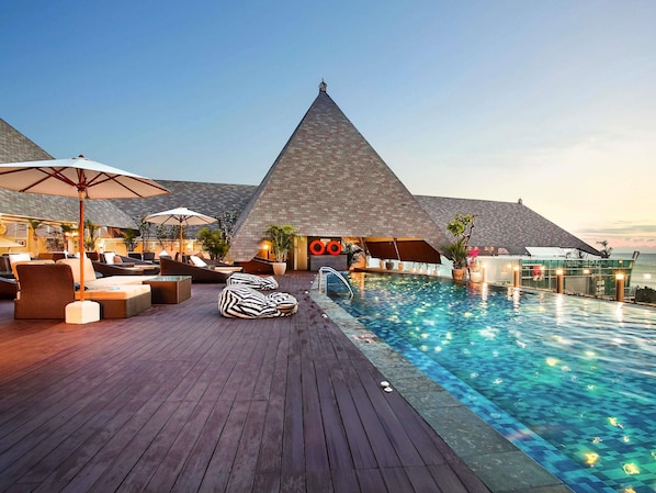 Piscine extérieure, parasols de plage