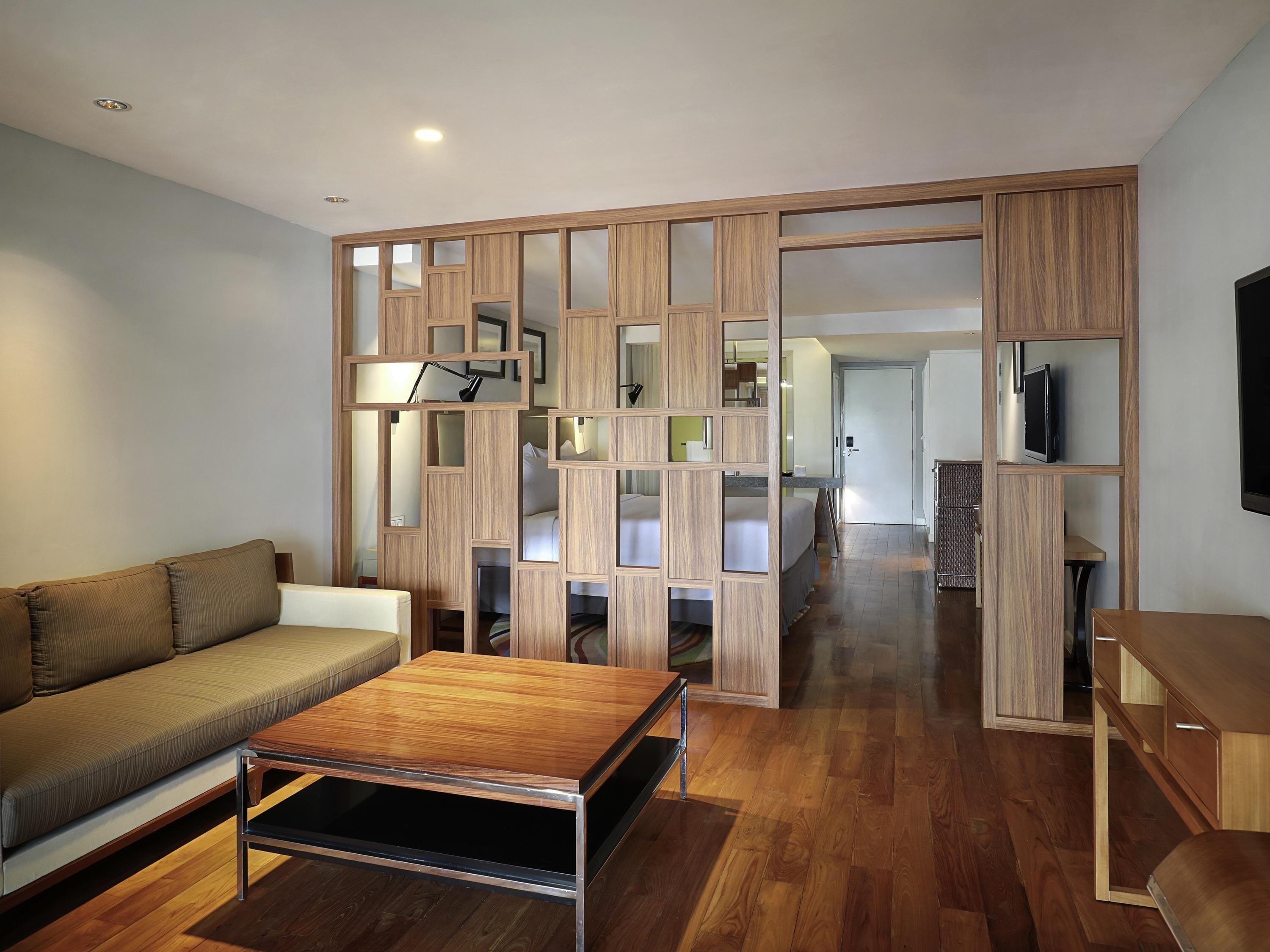 客房內保險箱、書桌、筆電工作空間、遮光布/窗簾