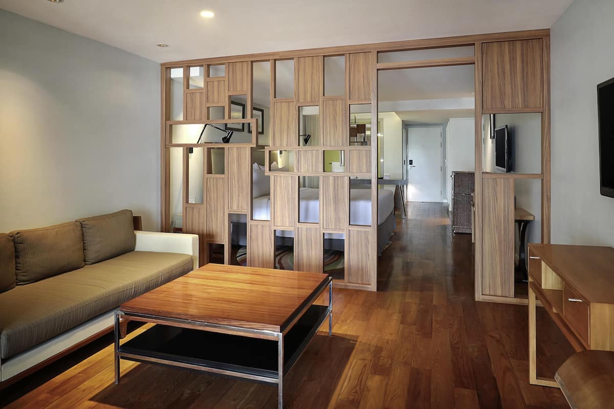 1 kamar tidur, brankas, meja kerja, dan ruang kerja ramah laptop