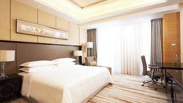 Standard Room, 1 King Bed | Minibar, in-room safe, soundproofing, iron/ironing board