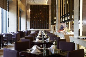 Daily buffet breakfast (CNY 108 per person)