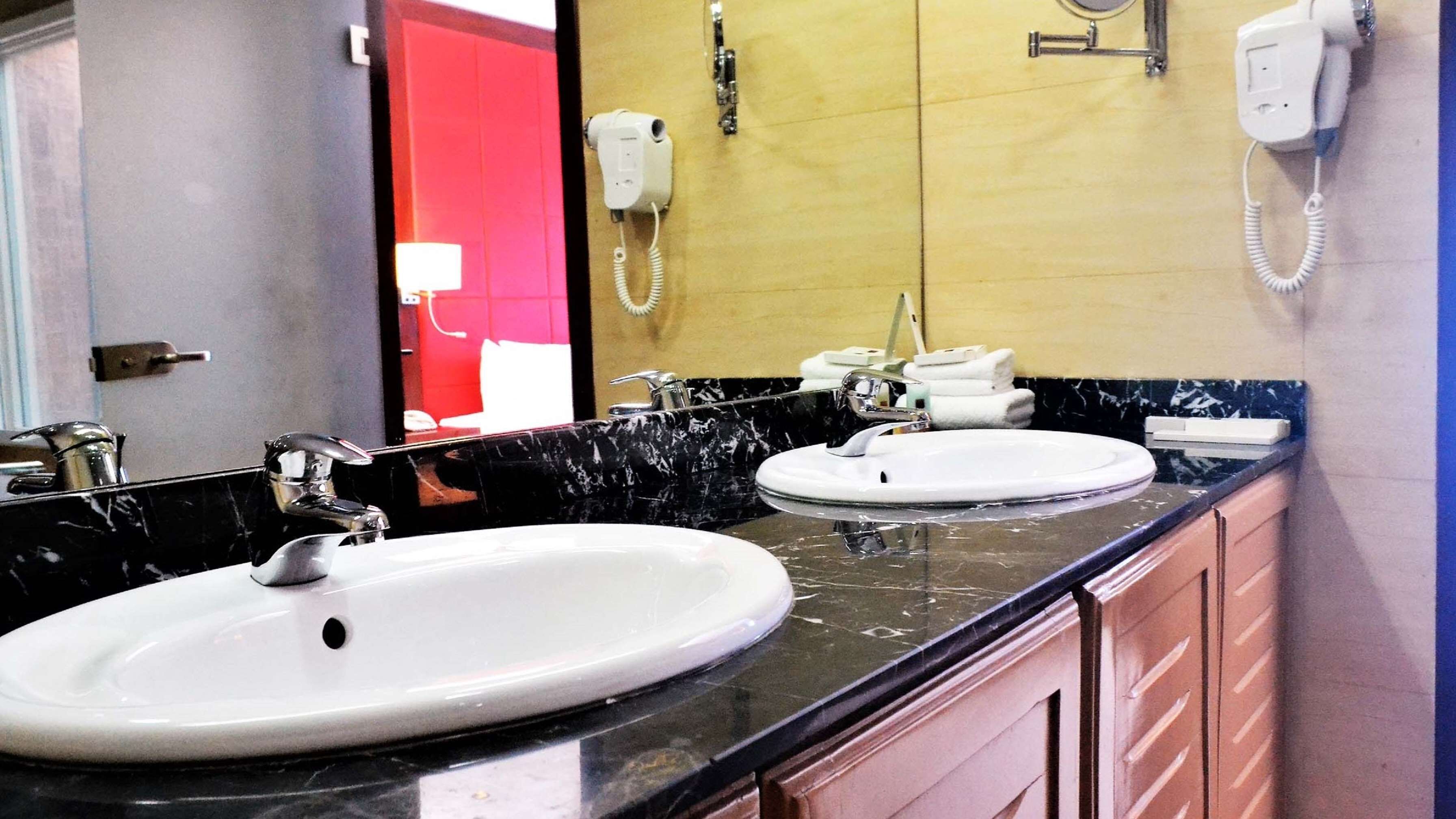 standard chalet, 1 queen bed, non smoking, sea view | in-room safe, desk, iron/ironing board, free cots/infant beds