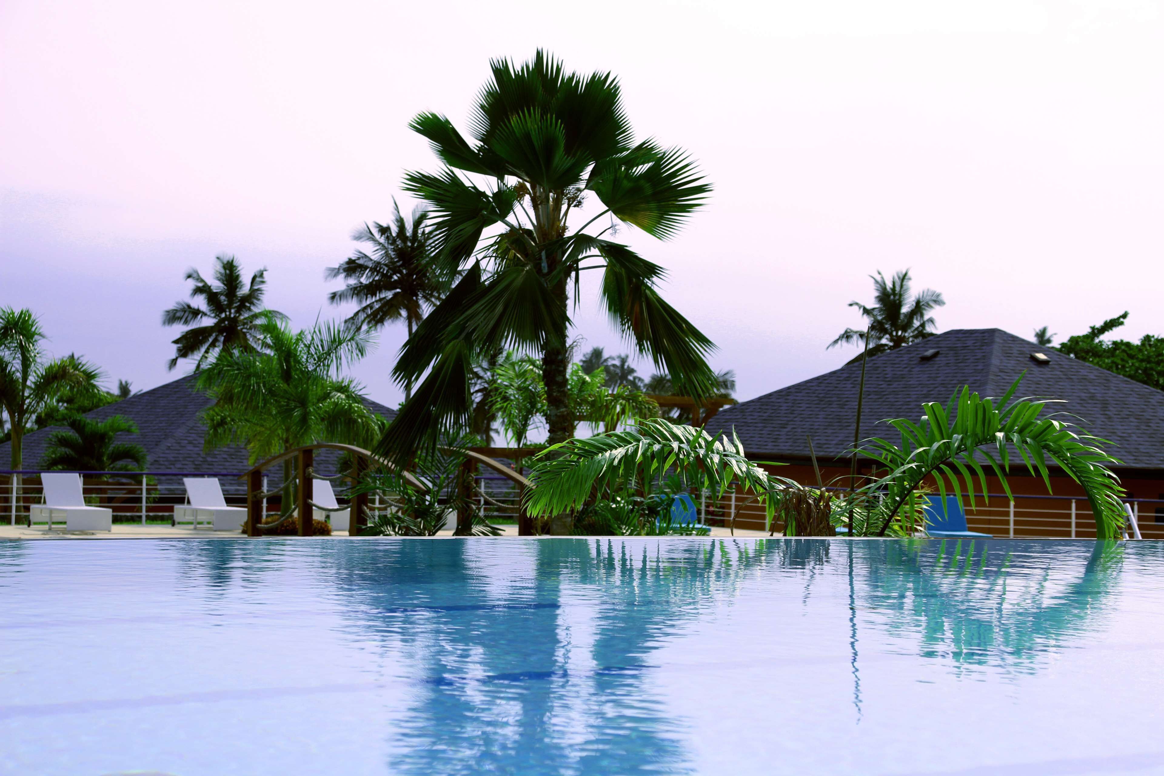 3 outdoor pools, pool loungers