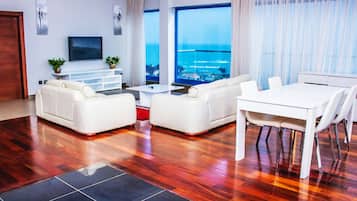 Suite, 1 llit de matrimoni, no fumadors, vistes al mar | Caixa forta a l'habitació, escriptori i planxa i posts de planxar