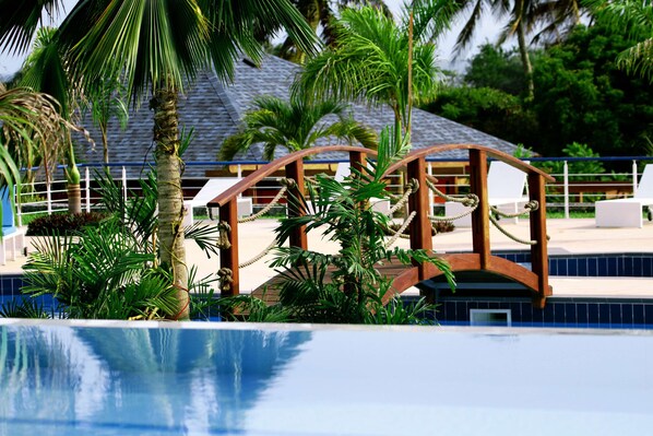 3 outdoor pools, pool loungers