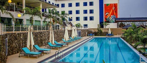 3 udendørs pools, liggestole