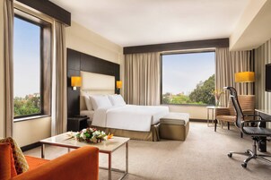 ห้องเอ็กเซกคิวทีฟสวีท, เตียงคิงไซส์ 1 เตียง | เครื่องนอนระดับพรีเมียม, มินิบาร์, ตู้นิรภัยในห้องพัก, โต๊ะทำงาน