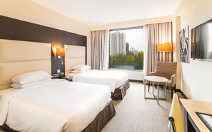 Quarto tradicional, 2 camas de solteiro | Roupas de cama premium, frigobar, cofres nos quartos, escrivaninha