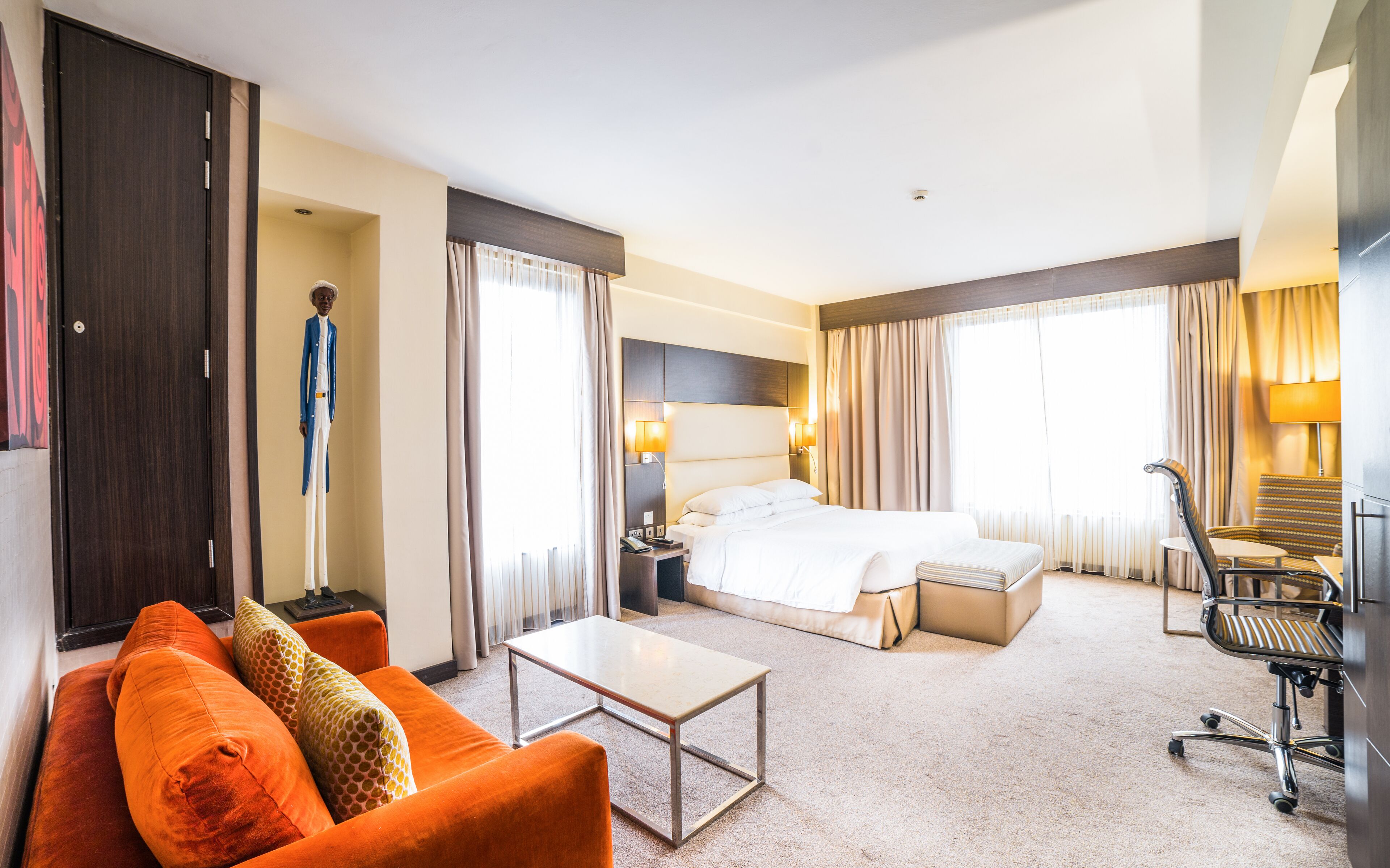 executive suite, 1 king bed | premium bedding, minibar, in-room safe, desk