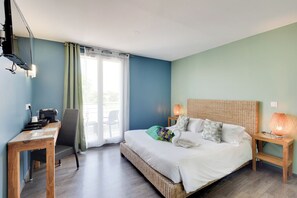 Chambre double standard | Desk, blackout drapes, soundproofing, free cribs/infant beds