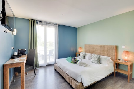Chambre double standard | Premium bedding, desk, blackout drapes, soundproofing. Kyriad Perpignan Sud