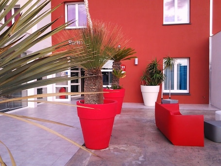 Terrace/patio. Kyriad Perpignan Sud