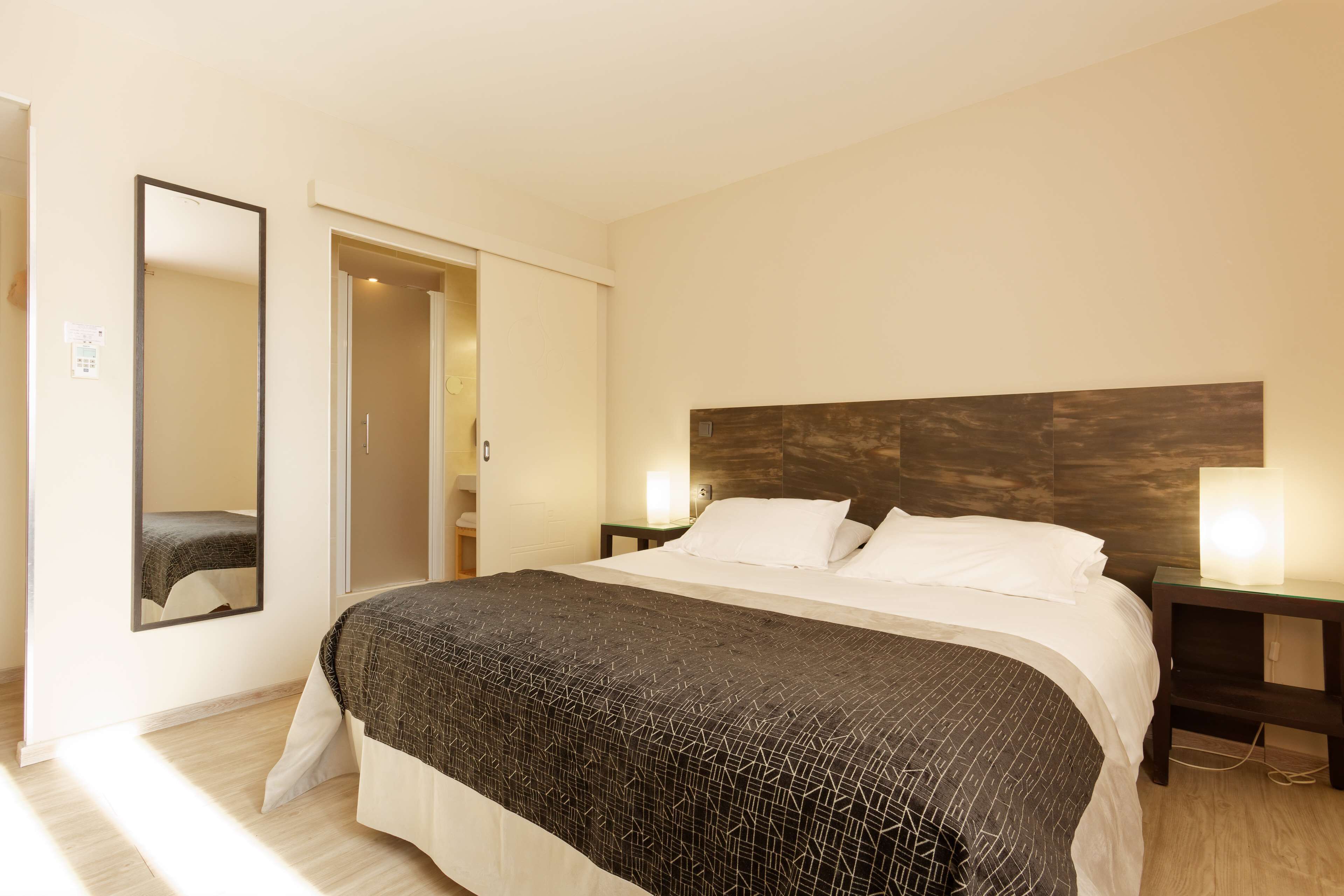 desk, blackout curtains, soundproofing, free cots/infant beds