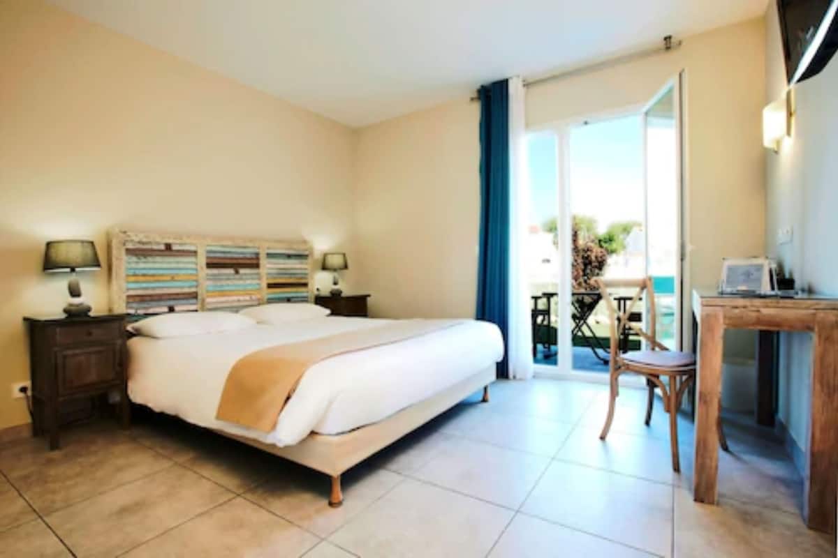 standard room, 1 double bed | desk, blackout curtains, soundproofing, free cots/infant beds