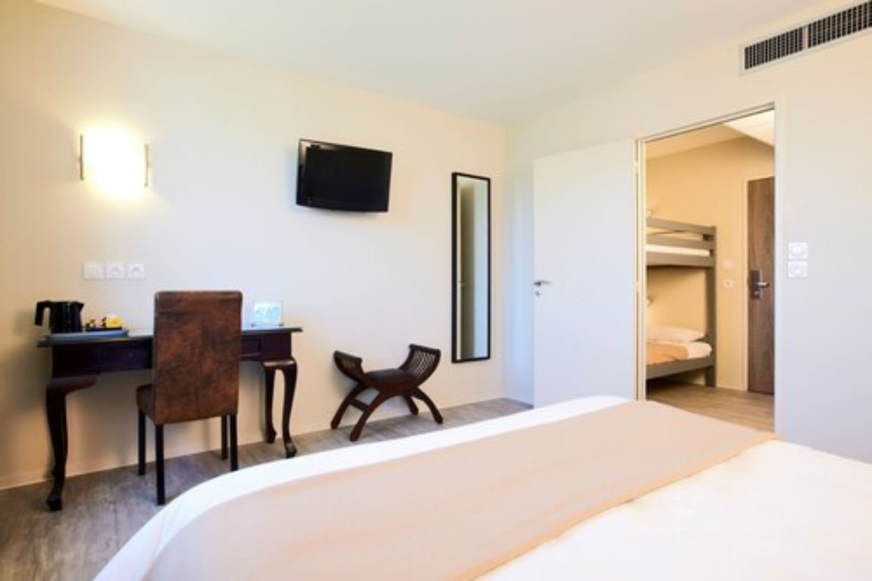 Chambre double standard | Literie de qualité supérieure, bureau, rideaux occultants
