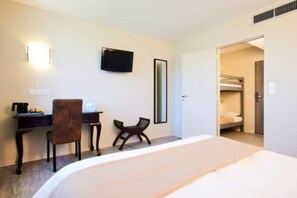 Chambre double standard | Biancheria da letto di alta qualità, una scrivania, tende oscuranti
