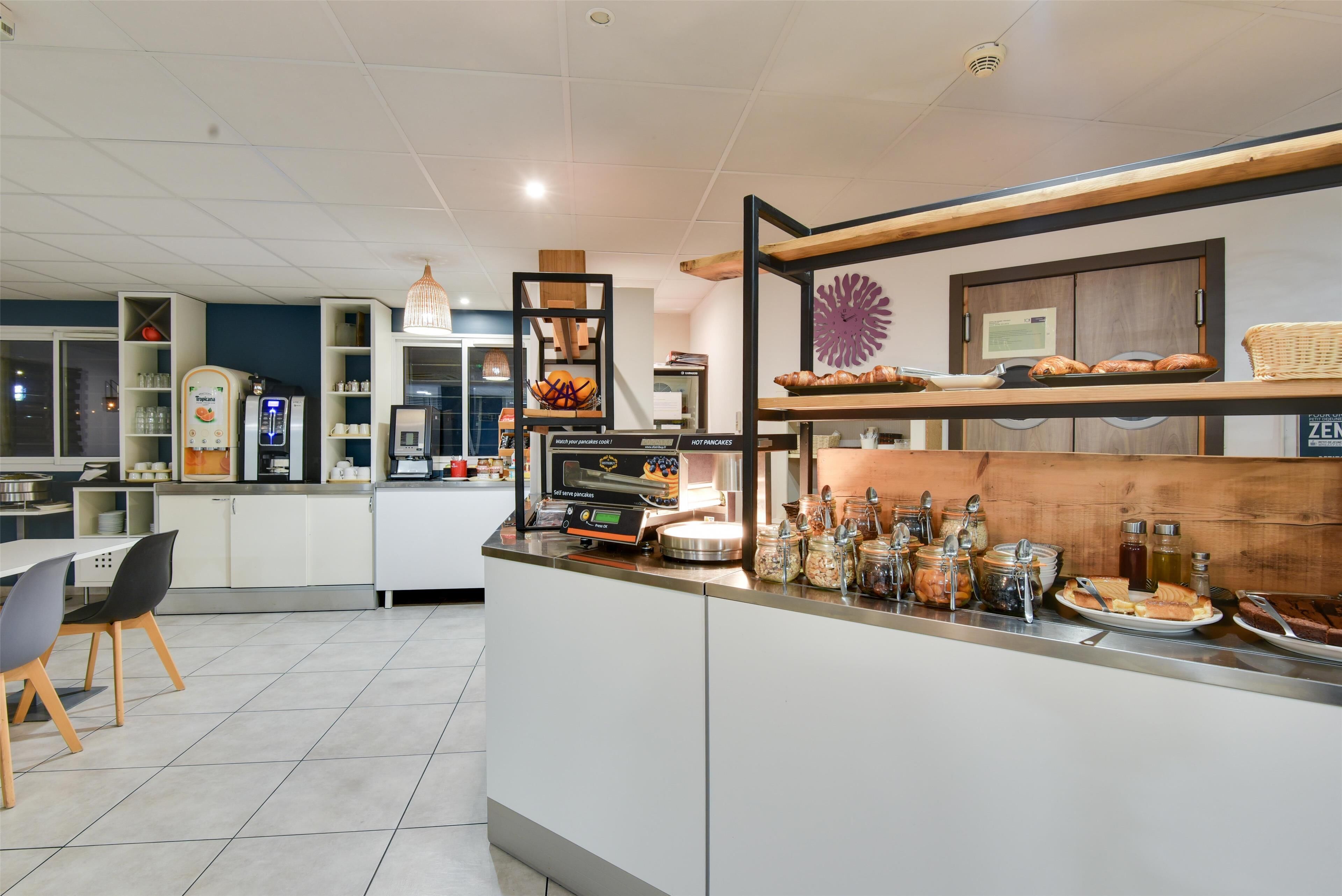 Petit déjeuner buffet (13.90 EUR par personne)