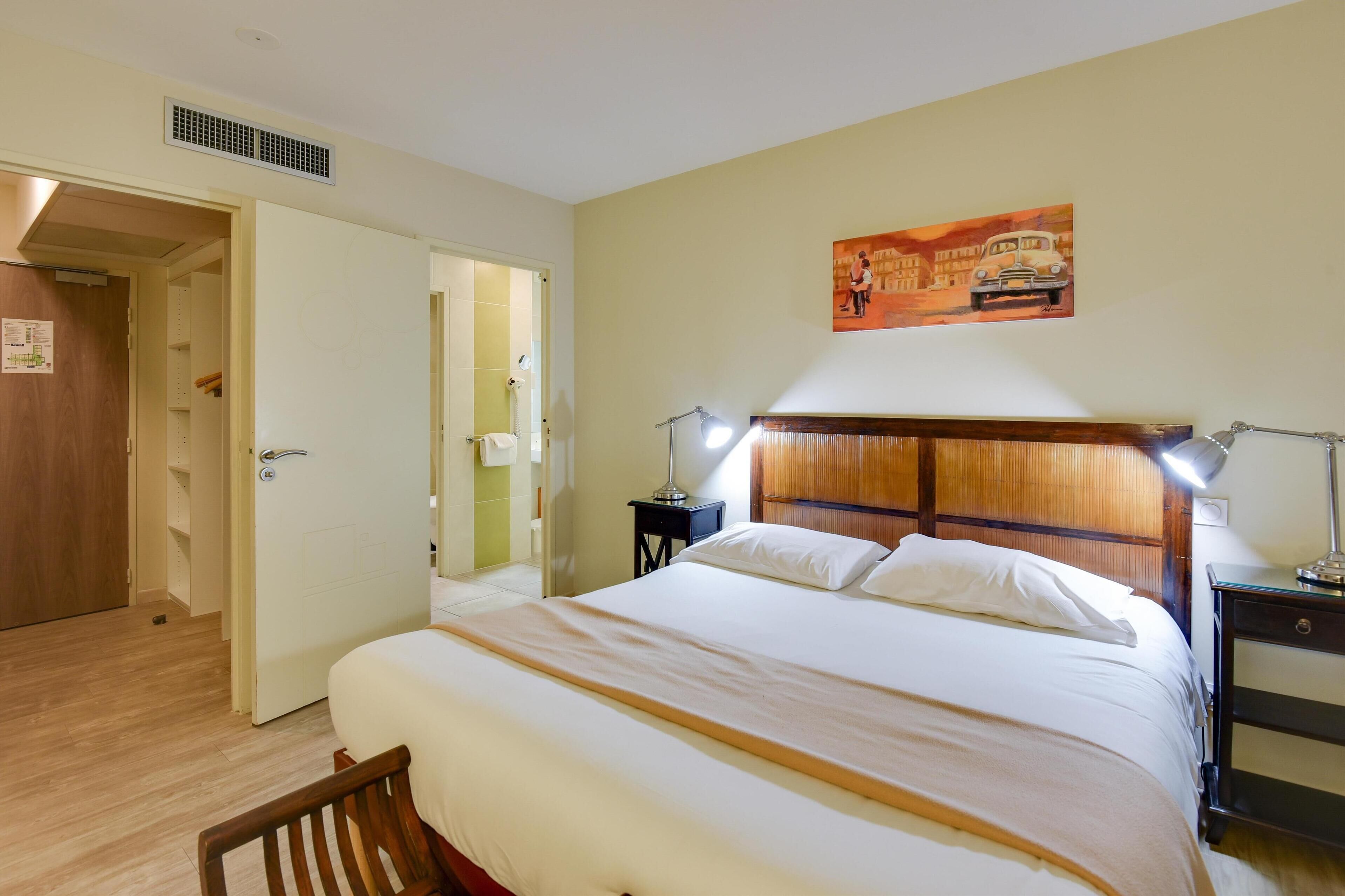 Skrivebord, blendingsgardiner, lydisolert og barnesenger (inkludert)