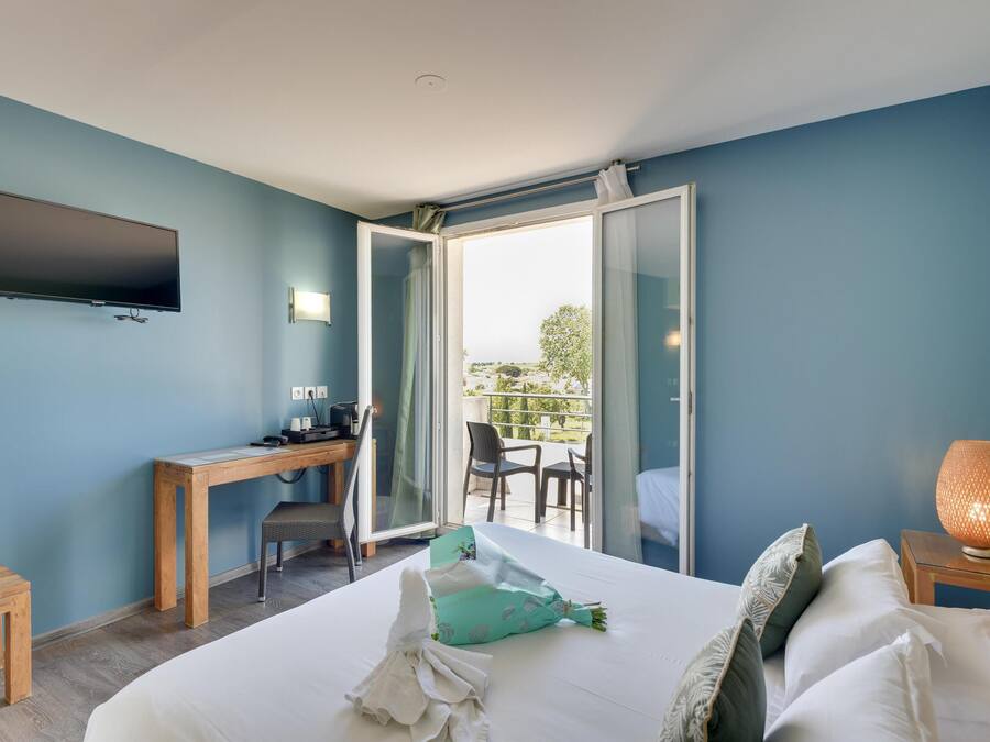 Chambre double standard | Desk, blackout drapes, soundproofing, free cribs/infant beds