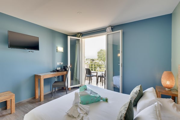 Chambre double standard | Desk, blackout drapes, soundproofing, free cribs/infant beds