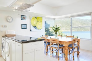 Luxury-Villa, 5 Schlafzimmer, eigener Pool, Seeseite | Zimmerausstattung