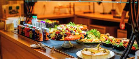 Buffet com diversos pratos e acompanhamentos.