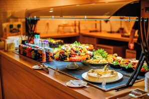 Un buffet proposant une variété de plats et d’accompagnements.