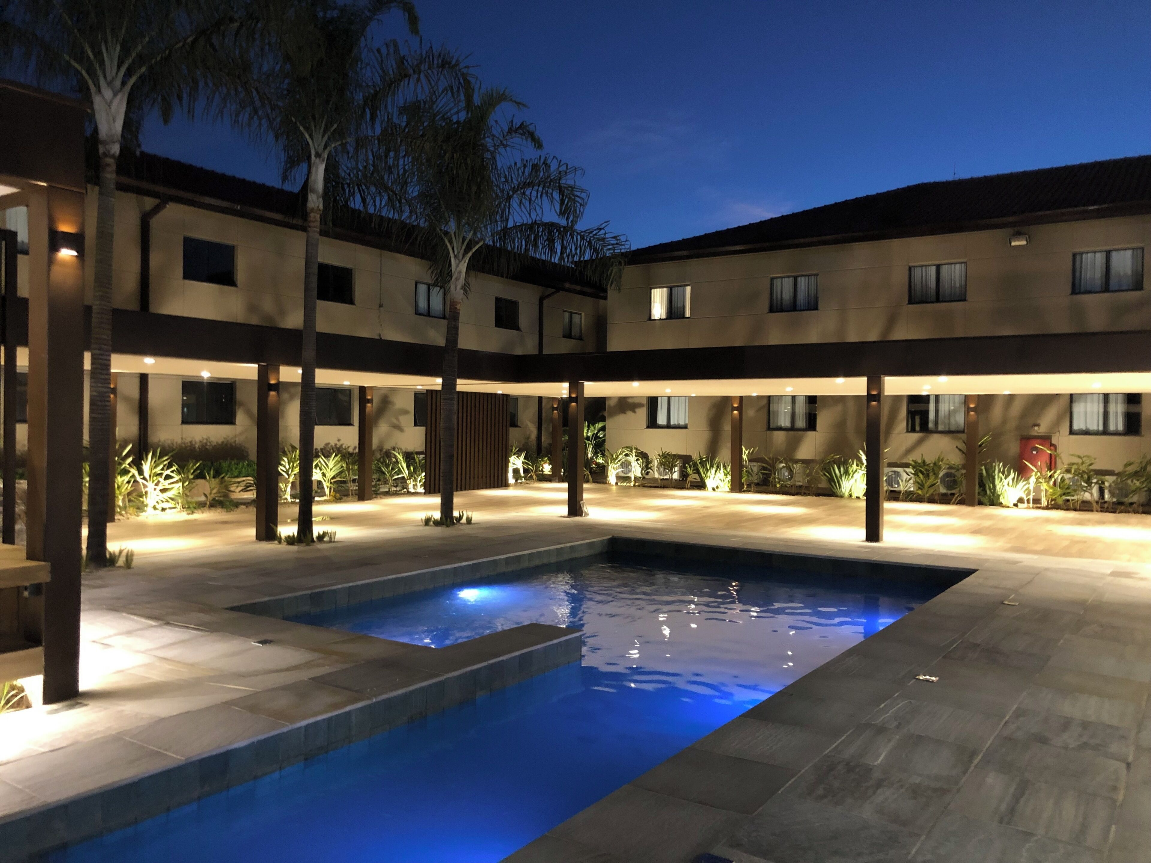 室外游泳池，提供泳池遮陽傘和日光浴躺椅