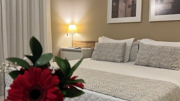 Quarto casal luxo | Frigobar, cofres nos quartos, escrivaninha, cortinas blackout