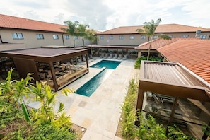 Outdoor pool, pool umbrellas, pool loungers - Fildi Hotel & Eventos (Sumare)