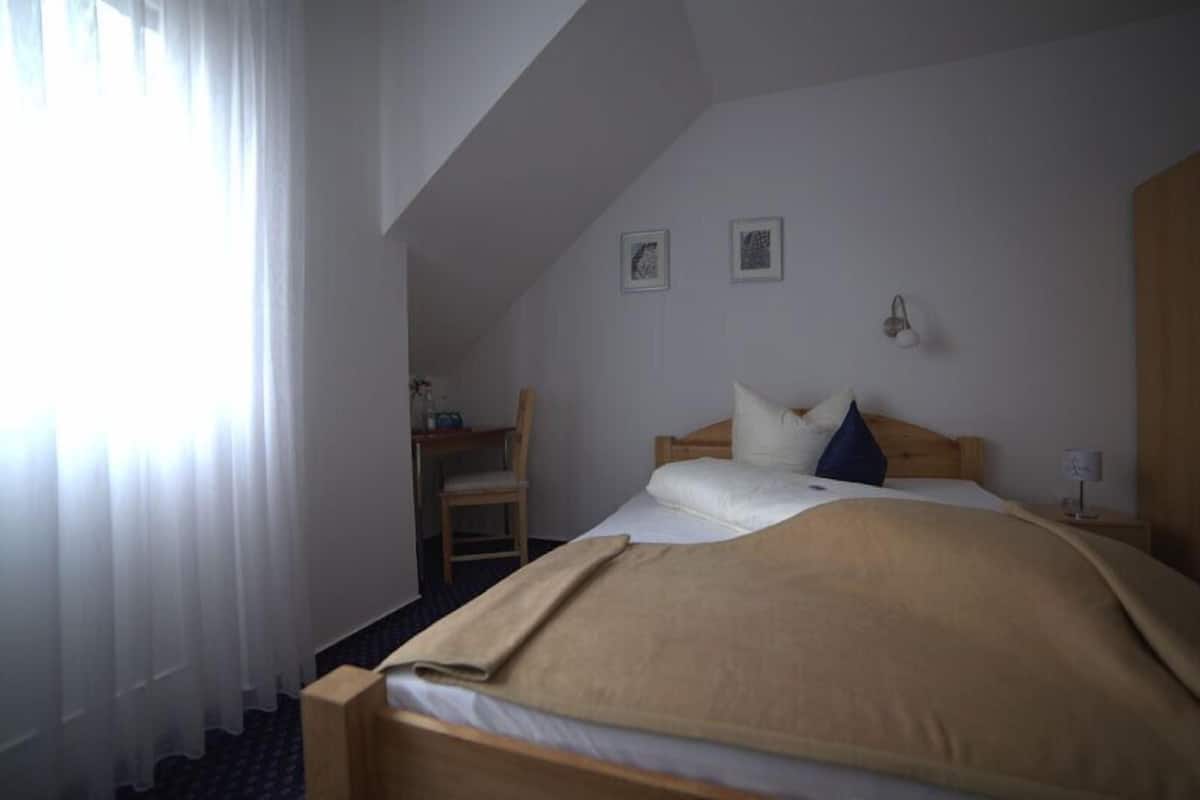 Single Room | Minibar, free WiFi, bed sheets