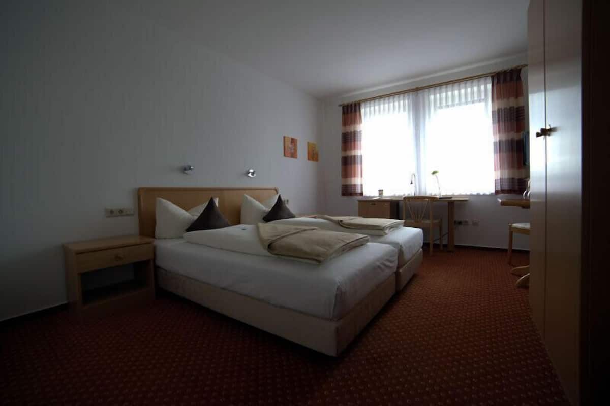 Minibar, free WiFi, bed sheets