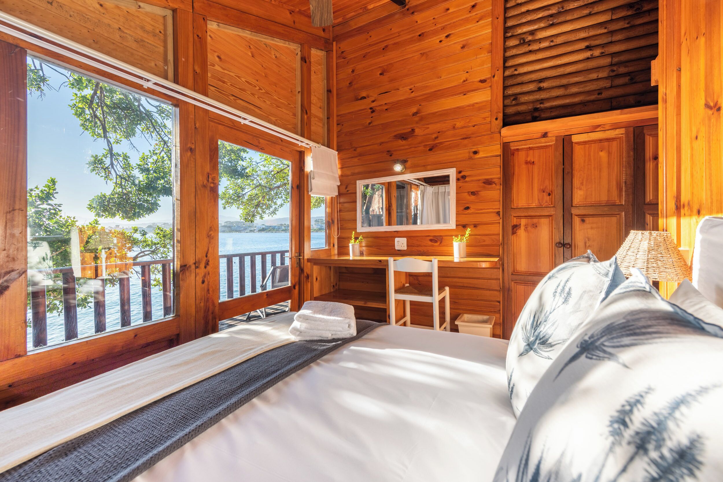 Waterfront Chalet | 湖景