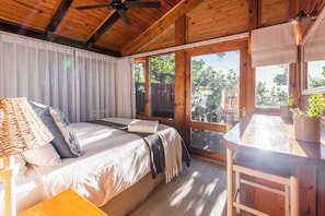 Egyptian cotton sheets, premium bedding, in-room safe, desk - Under Milkwood Resort (Knysna)