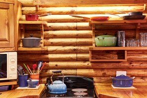Großer Kühlschrank, Mikrowelle, Ofen, Herdplatte