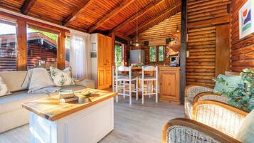 Hillside Chalet | Living area