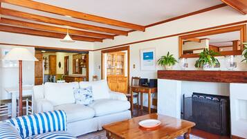 Paquita | Wohnbereich | 40-Zoll-Flachbildfernseher mit Satellitenempfang, Fernseher, DVD-Player