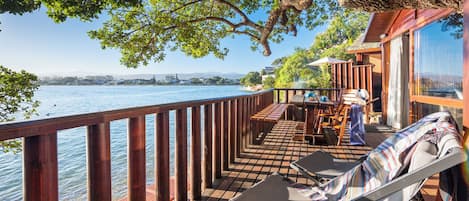Waterfront Chalet | Terraza o patio